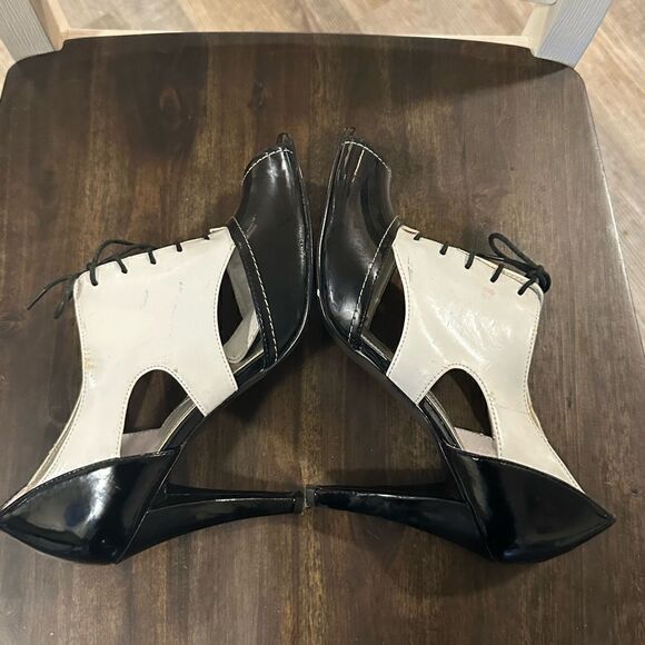 Tahari "Cheri" Peep Toe Pumps Oxford Vintage inspired leather size 9 - Picture 2 of 7